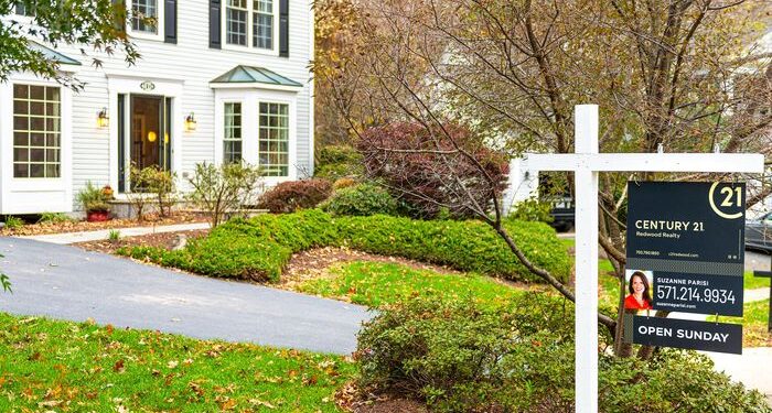 3 economists predict when competition in the housing market will decline