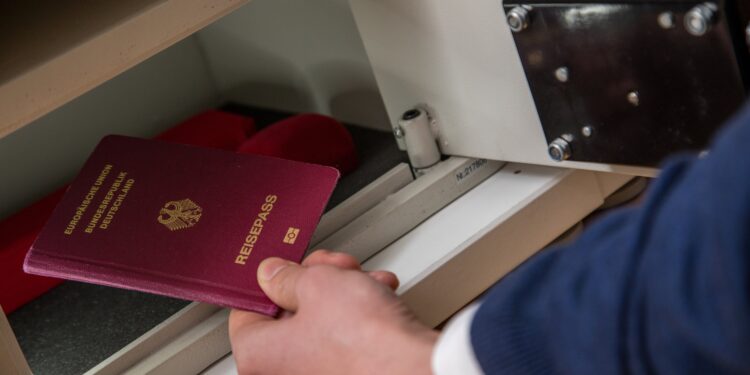 8 travel tips to keep in mind to enjoy trip abroad