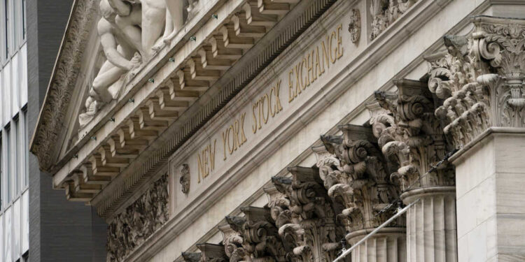Stocks take a tumble as worries deepen over interest rates and inflation : NPR