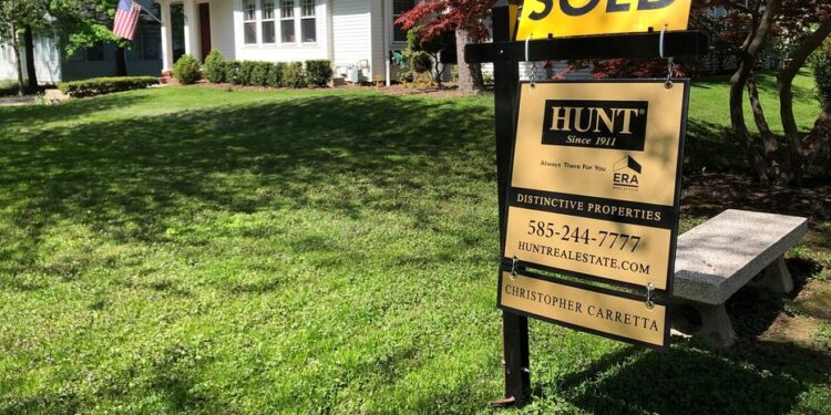 Mortgage demand plummets as interest rates hover near 13-year high