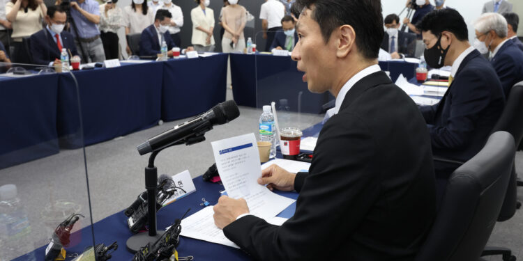 Financial regulator urges savings banks to intensify asset management amid fast-rising interest rates