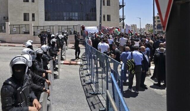 Hundreds of Palestinian lawyers hold rare protest against Abbas’s ‘rule by decree’