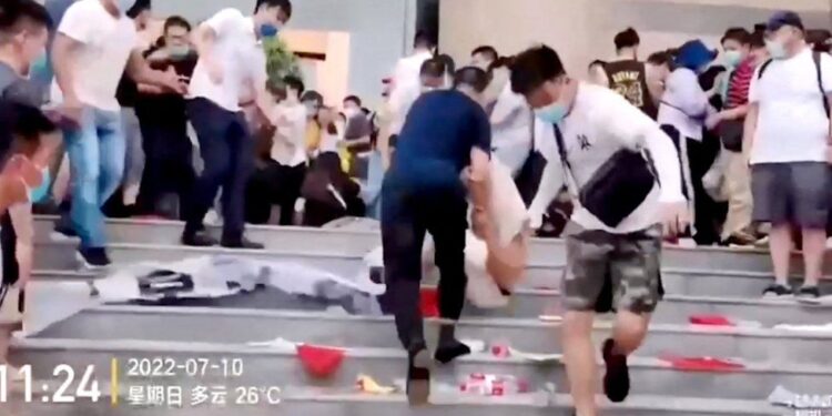 Violent clashes after hundreds show up for China bank protest